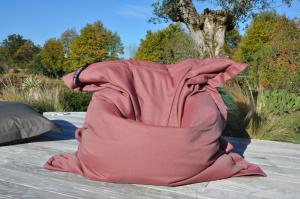 Allong&eacute; ou assis, le Pillow sera votre nouvel alli&eacute; au quotidien.&nbsp;

V&eacute;ritable immanquable des collections, il combine les avantages