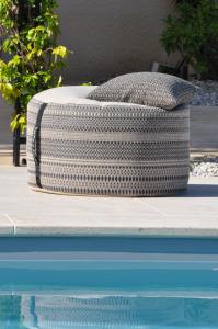 Ce coussin est multi-usage :&nbsp;Table basse ext&eacute;rieure, si&egrave;ge d'appoint, repose pied, etc... Il est passe-partout.

Sa forme ronde